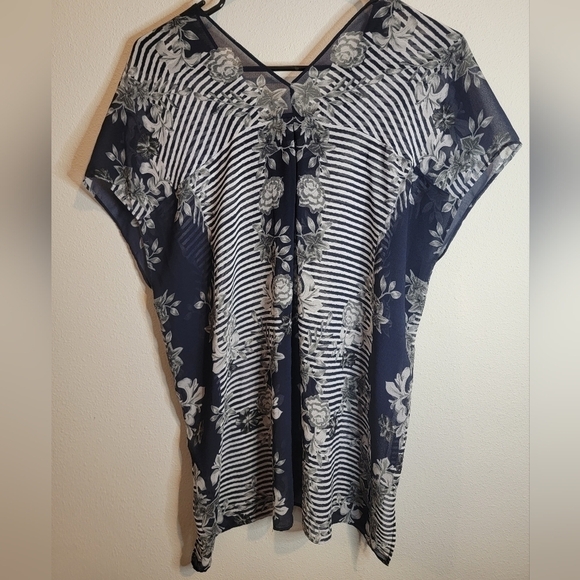 CAbi Navy and Floral Popover‎ Yacht Top Size small - Picture 7 of 9